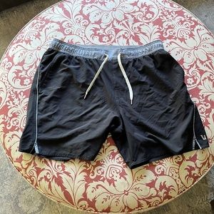 Vuori shorts WITH liner. Size large. new condition. A steal. Butter 🧈 soft.